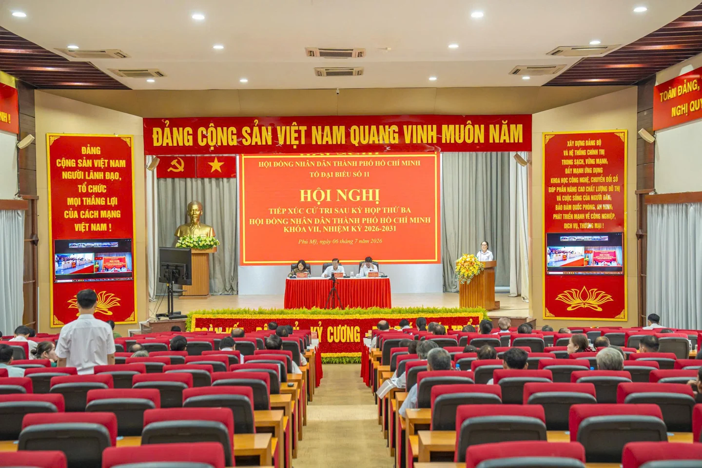 Cử tri Long Sơn tham gia tiếp xúc với Tổ đại biểu HĐND Thành phố
